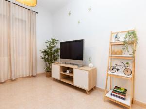 sala de estar con TV en un soporte en Apartment Portbou by Interhome, en Portbou