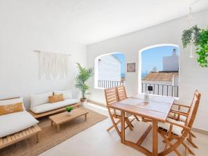 salon ze stołem i kanapą w obiekcie Apartment Puerto Banus OPQ by Interhome w Marbelli