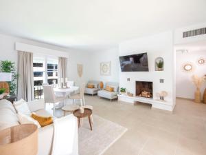 salon z białymi meblami i kominkiem w obiekcie Apartment Puerto Banus OPQ by Interhome w Marbelli