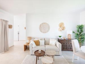 salon z kanapą i stołem w obiekcie Apartment Puerto Banus OPQ by Interhome w Marbelli
