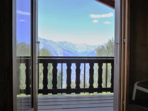 - Balcón con vistas a las montañas en Chalet Bisse Coteau by Interhome, en Plan Fey
