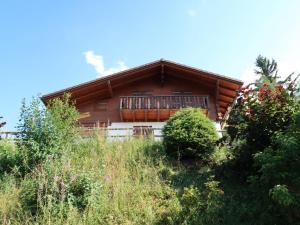 Una casa de madera con un balcón en un lateral. en Chalet Bisse Coteau by Interhome, en Plan Fey