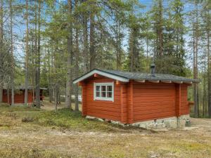 eine Hütte im Wald mit Bäumen im Hintergrund in der Unterkunft Holiday Home Livon pirtti 2 by Interhome in Posio