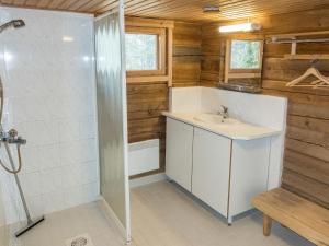 Koupelna v ubytování Holiday Home Livon pirtti 2 by Interhome