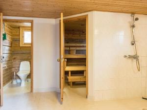 Koupelna v ubytování Holiday Home Livon pirtti 2 by Interhome