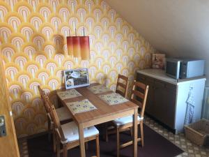 a dining room table with chairs and a microwave at Ironico Homestay Bostalsee Ferienwohnung 100 m2 in Eisen