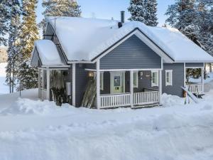een klein huis bedekt met sneeuw in de tuin bij Holiday Home Mirkunranta by Interhome in Salla