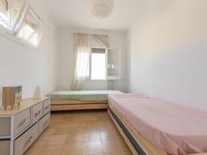 een slaapkamer met 2 bedden en een raam bij Apartment Tabor-2 by Interhome in Torredembarra