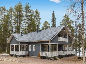 a home with a gray house with a porch at Holiday Home Mirkunranta by Interhome in Salla