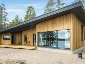 une maison avec un toit noir et de grandes fenêtres dans l'établissement Holiday Home Villa livo by Interhome, à Posio