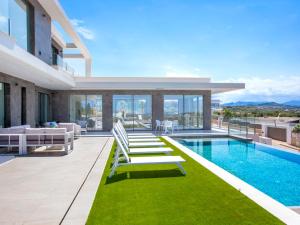 Bazén v ubytování Villa Villa Atina by Interhome nebo v jeho okolí