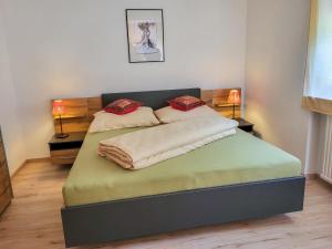 Posteľ alebo postele v izbe v ubytovaní Apartment Frieda by Interhome