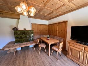 TV a/nebo společenská místnost v ubytování Holiday Home Haus Sigfried by Interhome + 37 fotografií