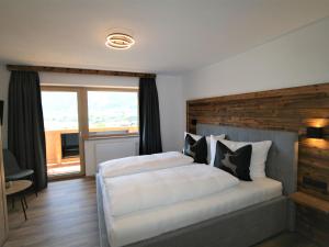sypialnia z 2 łóżkami i dużym oknem w obiekcie Apartment Geislerhof-1 by Interhome w mieście Ramsau