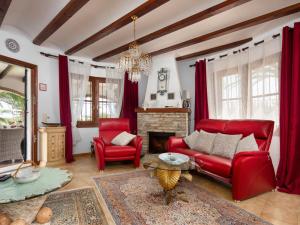 ein Wohnzimmer mit roten Stühlen und einem Kamin in der Unterkunft Holiday Home Villa Jolanda by Interhome in Denia