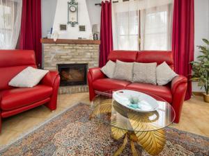 ein Wohnzimmer mit roten Möbeln und einem Kamin in der Unterkunft Holiday Home Villa Jolanda by Interhome in Denia