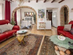 ein Wohnzimmer mit einem roten Sofa und einem Tisch in der Unterkunft Holiday Home Villa Jolanda by Interhome in Denia