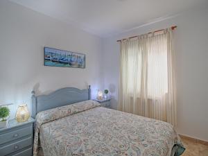 1 dormitorio con cama y ventana en Apartment Pueblo II by Interhome, en Calpe