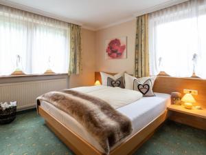 - une chambre avec un grand lit et une couverture chauffante dans l'établissement Apartment Gams by Interhome, à See