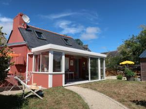 a small pink house with a conservatory at Holiday Home Entre terre et mer by Interhome in Pouldreuzic +31 photos