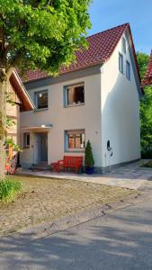 una casa con una panchina rossa davanti di Haus Emmerblick a Schieder-Schwalenberg