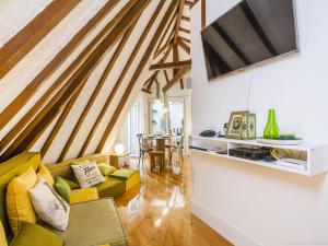 sala de estar con sofá y mesa en Carmo Chiado Deluxe Apartment, en Lisboa