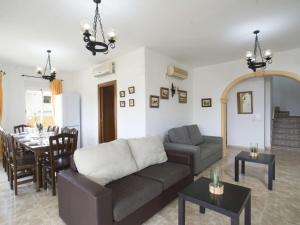- un salon avec un canapé et une salle à manger dans l'établissement Villa Villa Acuario by Interhome, à Calp