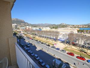 ulica miejska z samochodami zaparkowanymi na parkingu w obiekcie Apartment Apolo VII-9 by Interhome w mieście Calpe