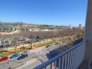 balkon z widokiem na parking w obiekcie Apartment Apolo VII-9 by Interhome w mieście Calpe +15 zdjęć