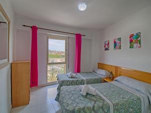 pokój hotelowy z dwoma łóżkami i oknem w obiekcie Apartment Apolo VII-9 by Interhome w mieście Calpe