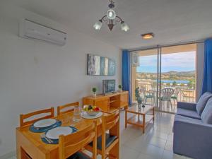 kuchnia i salon ze stołem i krzesłami w obiekcie Apartment Apolo VII-9 by Interhome w mieście Calpe