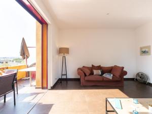 salon z kanapą i stołem w obiekcie Apartment Grace by Interhome w miejscowości Saint-Raphaël +13 zdjęć