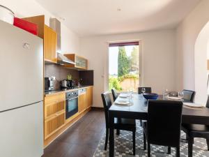Kuchnia lub aneks kuchenny w obiekcie Apartment Grace by Interhome