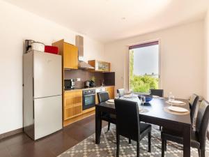kuchnia ze stołem jadalnym i lodówką w obiekcie Apartment Grace by Interhome w miejscowości Saint-Raphaël