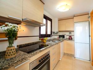 Kuchyň nebo kuchyňský kout v ubytování Apartment Riviera-2 by Interhome