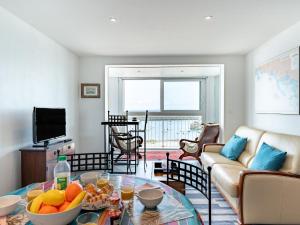 Et tv og/eller underholdning på Apartment Résidence Kerentrech-5 by Interhome