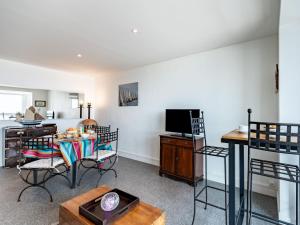 Et tv og/eller underholdning på Apartment Résidence Kerentrech-5 by Interhome