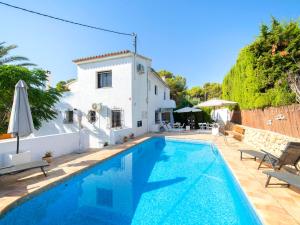 Bazén v ubytování Holiday Home La Marina by Interhome nebo v jeho okolí