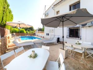 Bazén v ubytování Holiday Home La Marina by Interhome nebo v jeho okolí