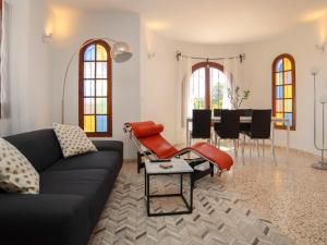 ein Wohnzimmer mit einem Sofa und einem Tisch in der Unterkunft Holiday Home La Marina by Interhome in Benissa