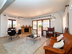 uma sala de estar com um sofá e uma mesa em Holiday Home La Marina by Interhome em Benissa
