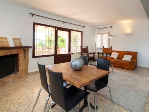 sala de estar con mesa de madera y sillas en Holiday Home La Marina by Interhome en Benissa