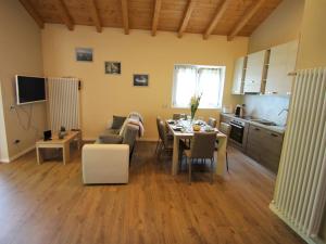 Μια τηλεόραση ή/και κέντρο ψυχαγωγίας στο Apartment Lucina by Interhome