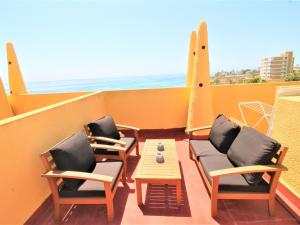 Un balcón con sillas, una mesa y el océano en Holiday Home Alkabir Playa by Interhome, en El Campello