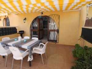 Televízia a/alebo spoločenská miestnosť v ubytovaní Holiday Home Alkabir playa by Interhome