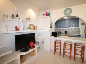 cocina con TV y barra con taburetes en Holiday Home Alkabir Playa by Interhome, en El Campello
