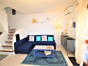 sala de estar con sofá azul y mesa en Holiday Home Alkabir Playa by Interhome, en El Campello