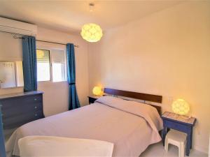 1 dormitorio con cama, mesa y ventana en Holiday Home Alkabir Playa by Interhome, en El Campello