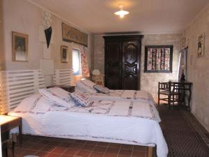 ein Schlafzimmer mit einem großen Bett in einem Zimmer in der Unterkunft Holiday Home Les Landes du Chinonais by Interhome in Huismes