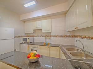 Kuchyňa alebo kuchynka v ubytovaní Apartment Apolo IV-12 by Interhome + 15 fotografií